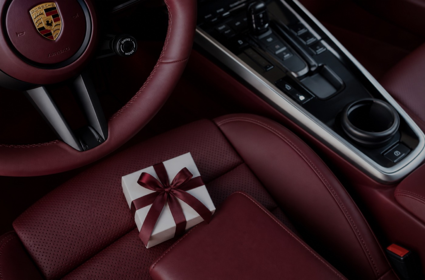 Boîte cadeau sur un siège de voiture Porsche