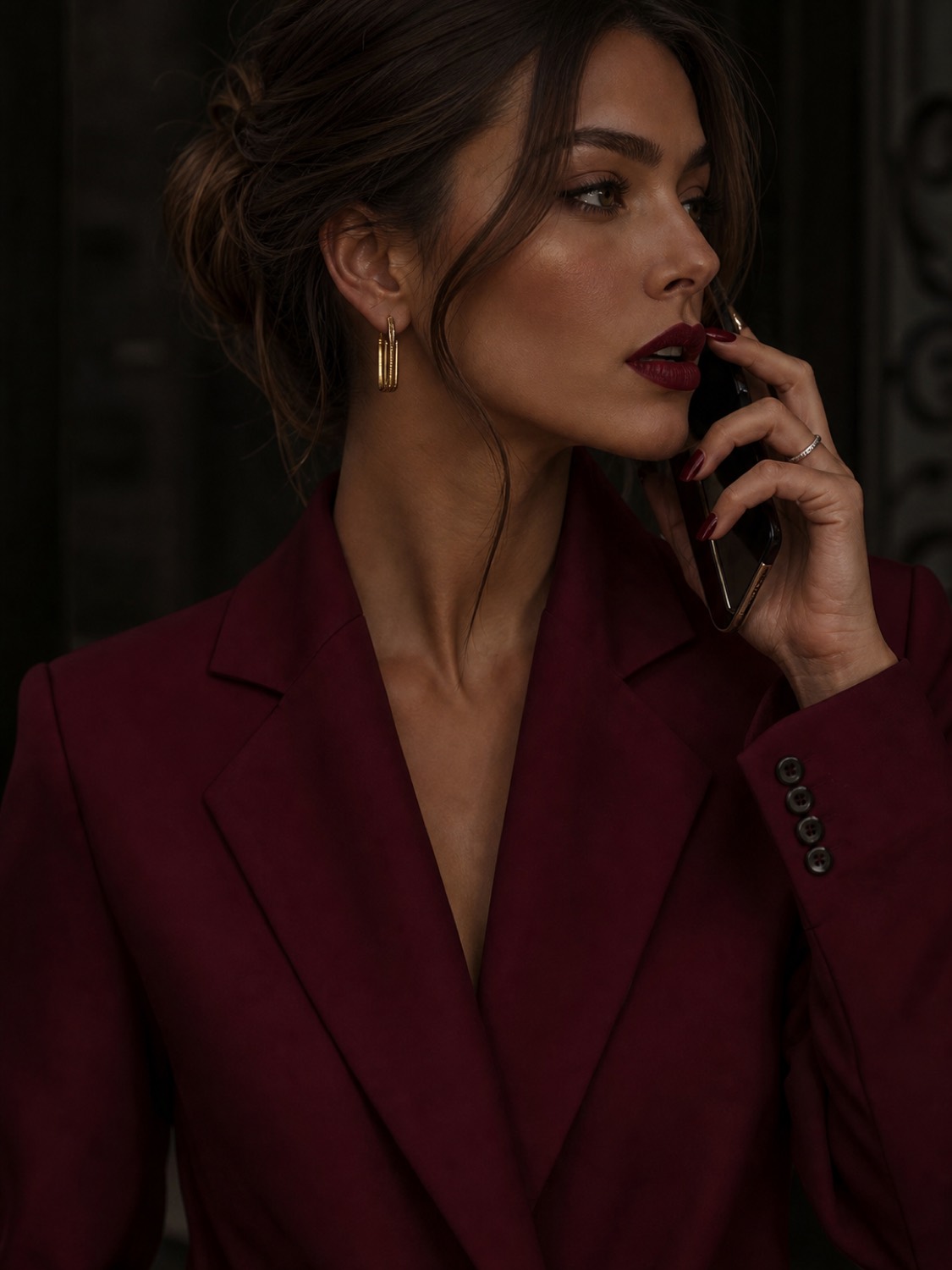 Femme en blazer bourgogne au téléphone